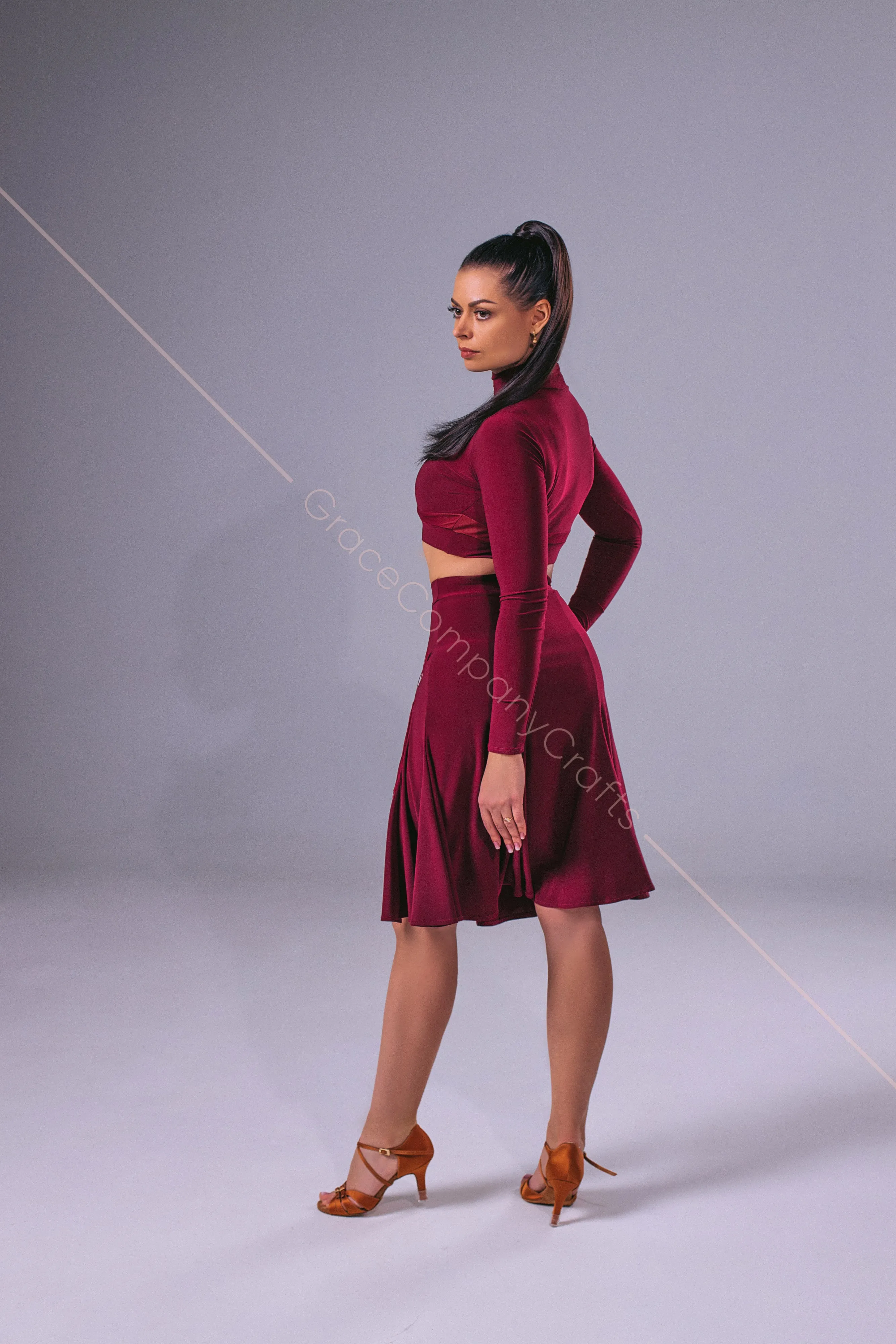 Elegant long-sleeve dance crop top